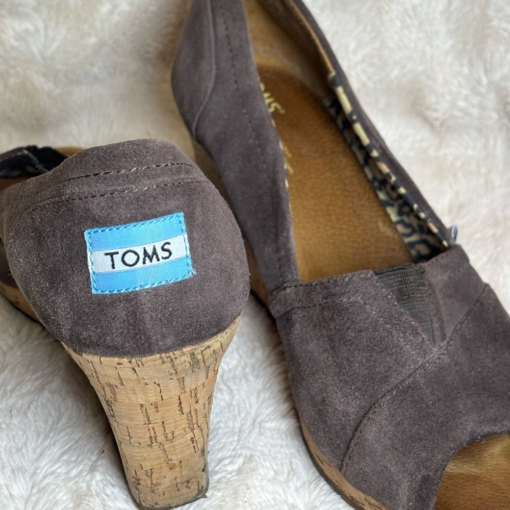 TOMS Women's Taupe Suede Wedges size 9